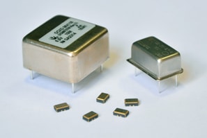 高稳定时钟服务器中，如何选择合适的振荡器进行时间保持